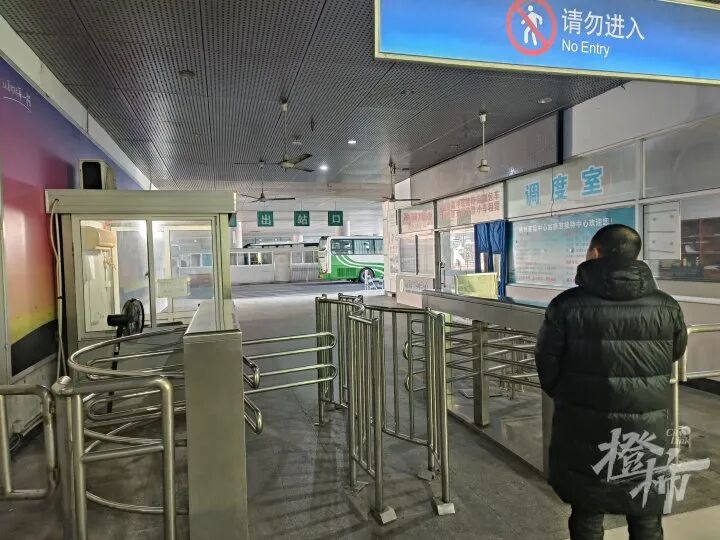 张先生接站在等平湖来的妈妈.jpg