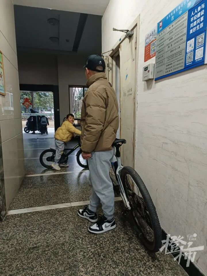 胡先生带女儿外出骑行.jpg