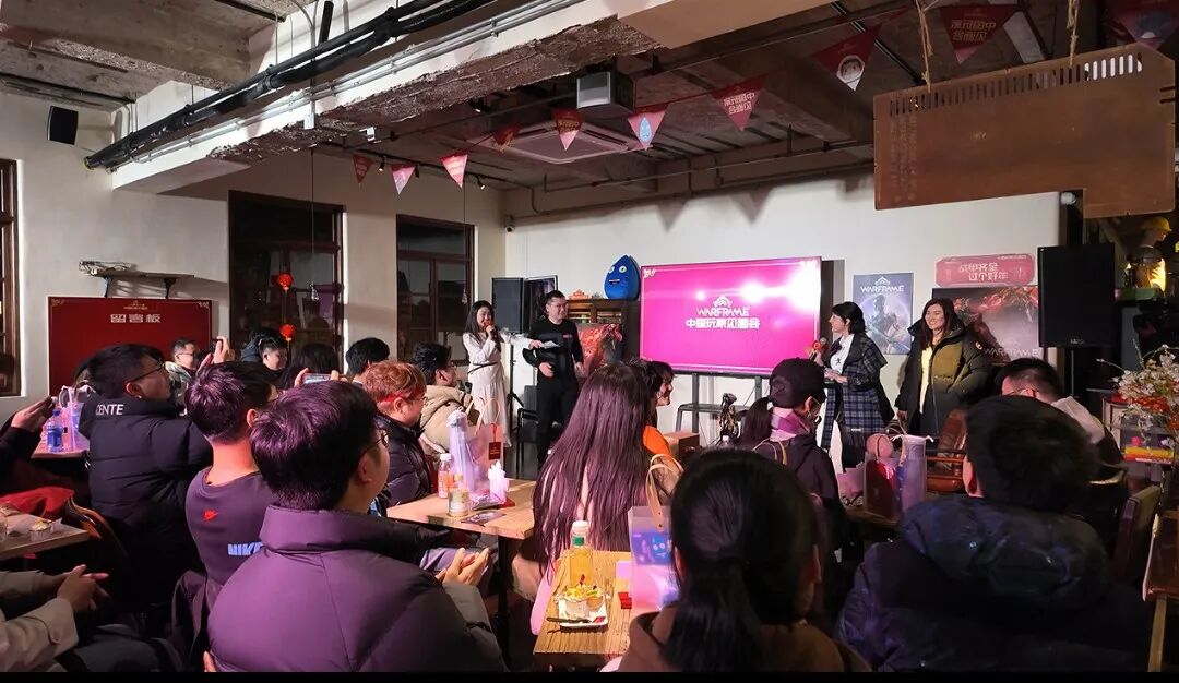 人们在看台上的人在餐厅里 AI 生成的内容可能不正确。