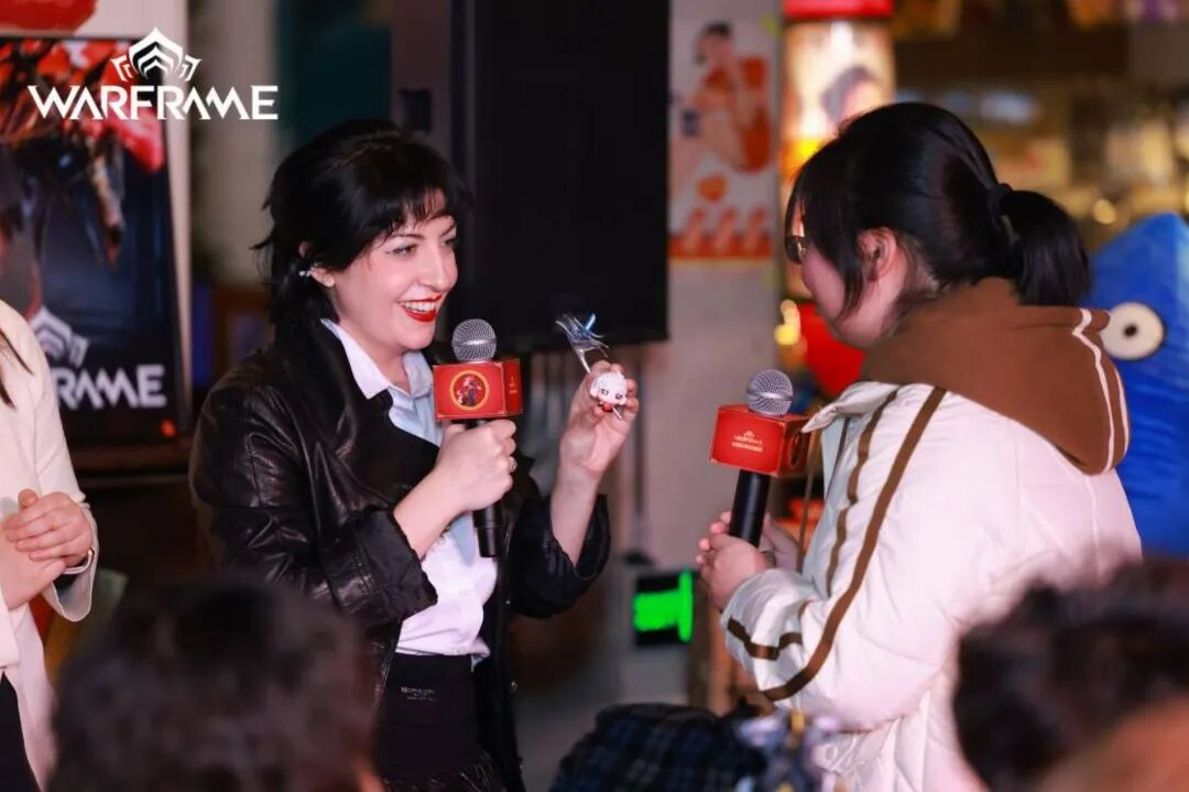 一群人在房间内玩体感游戏 AI 生成的内容可能不正确。