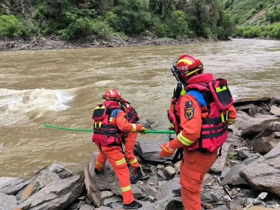 三对母女四川阿坝包车坠河区域又打捞出一具遗体，当地称身份待核实_相关_亲属_视频