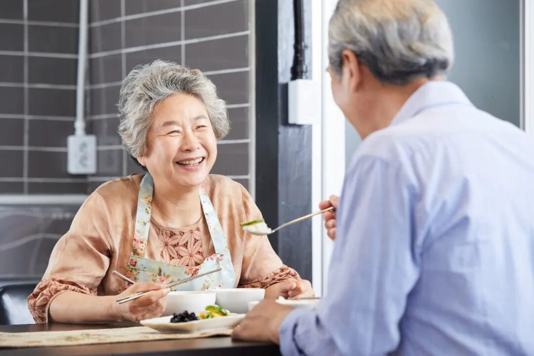 摄图网_502217107_老年夫妇居家吃饭（企业商用）.jpg