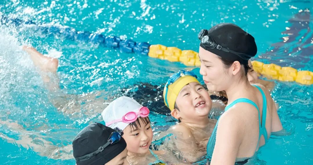 摄图网_502214620_教练在游泳馆里教小朋友游泳（企业商用）.jpg
