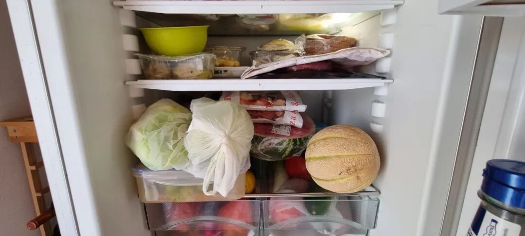 摄图网_332434745_打开的冰箱里装满了各种水果、蔬菜和冷冻食品（企业商用）.jpg