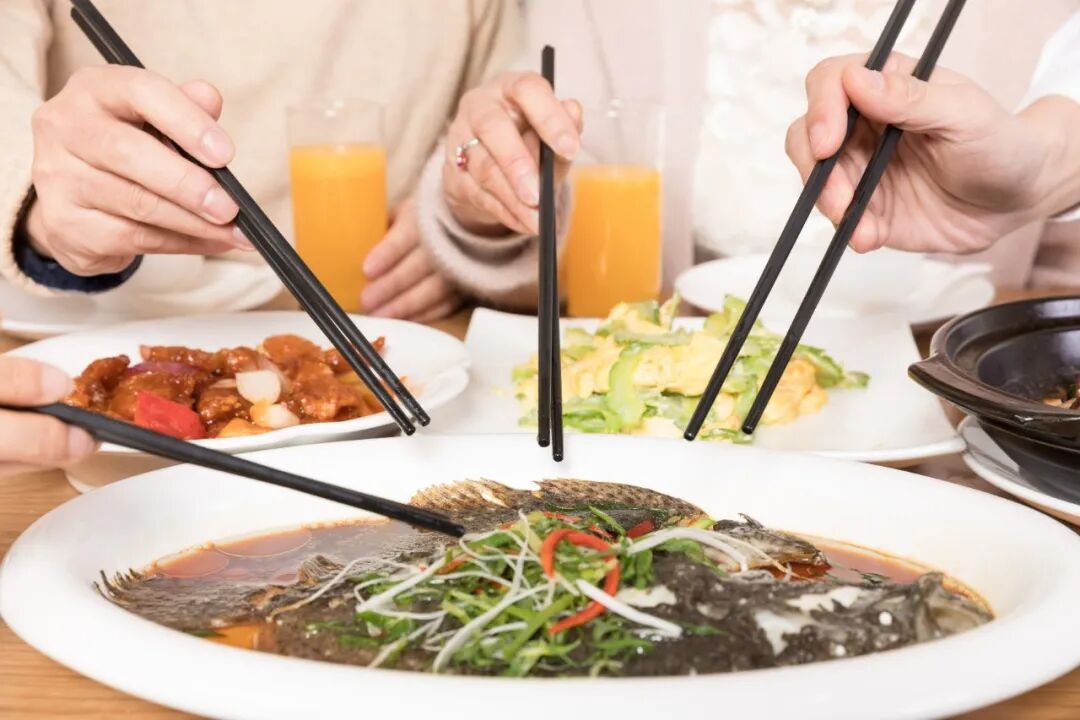 摄图网_500813159_一家人团聚吃饭吃鱼特写（企业商用）.jpg