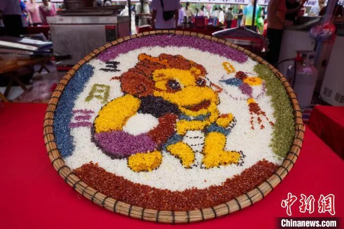 广西壮乡“三月三”集市人潮涌动非遗美食引流又吸金