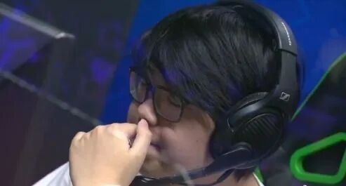 dota2 查理斯虎牙开播,发现aster 小象携手回家 好歹亮了个相