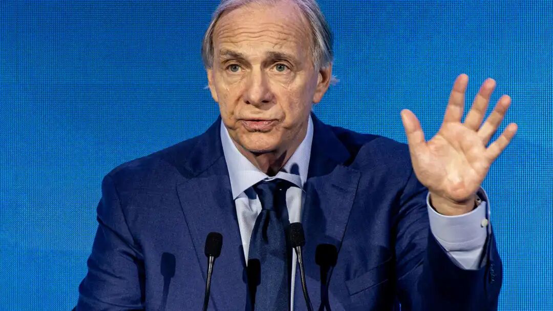 Bridgewater Associates LP 创始人 Ray Dalio 于 2024 年 12 月 10 日星期二在阿拉伯联合酋长国阿布扎比举行的阿布扎比金融周 （ADFW） 会议上发表演讲。ADFW 探索流入该国的金融和技术资本，同时吸引全球商业领袖和投资者。摄影师：Christopher Pike/Bloomberg via Getty Images