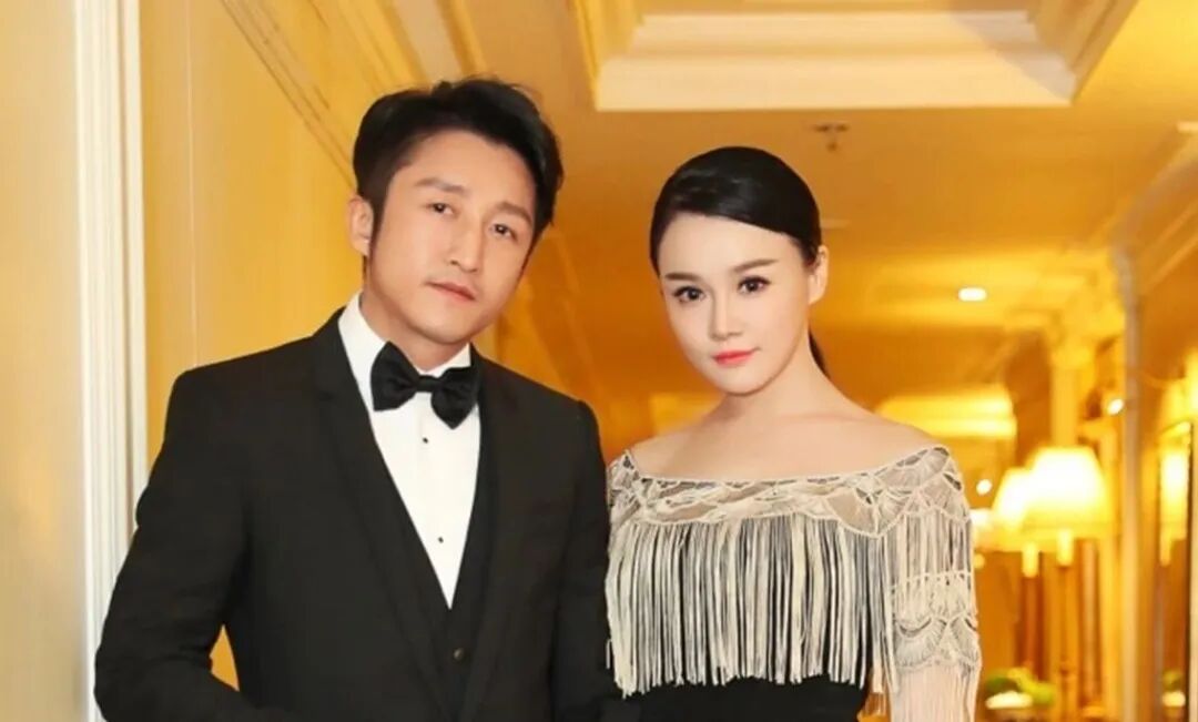 邹市明娇妻冉莹颖画红唇捧玫瑰秀恩爱 网友：闻到了狗粮气息_体育新闻_海峡网