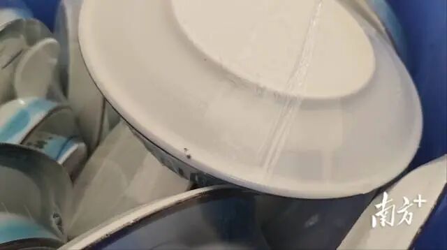 工厂内，包装好的餐具上仍有污渍。
