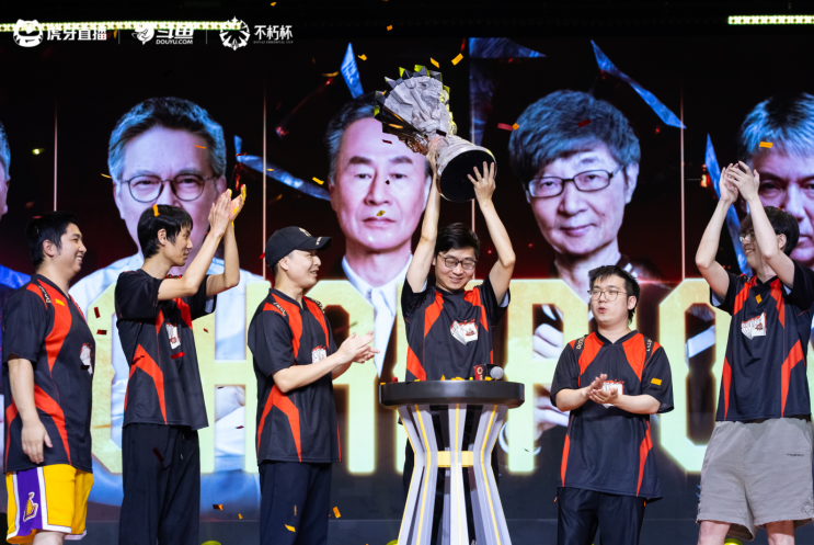 一群人站在麦克风前 AI 生成的内容可能不正确。