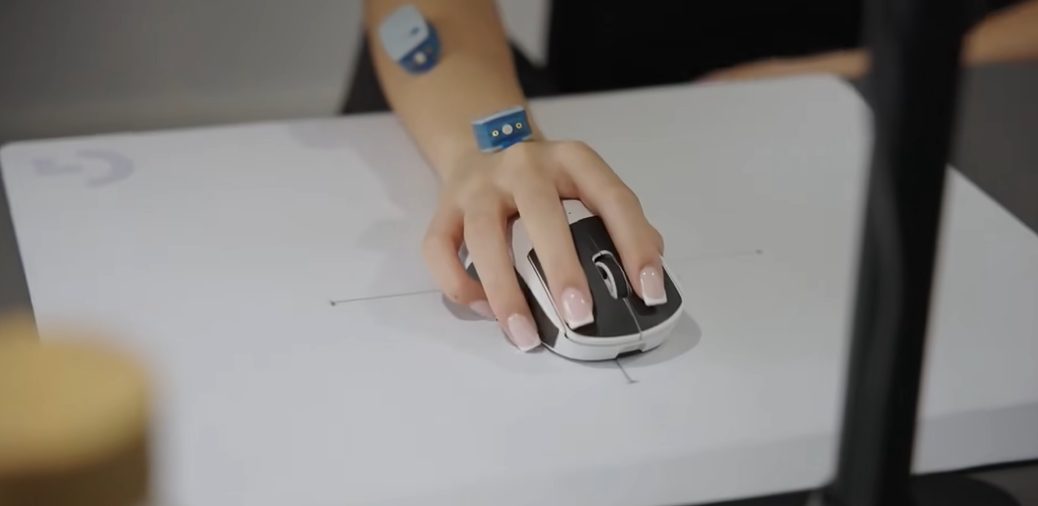 手上拿着手机 AI 生成的内容可能不正确。