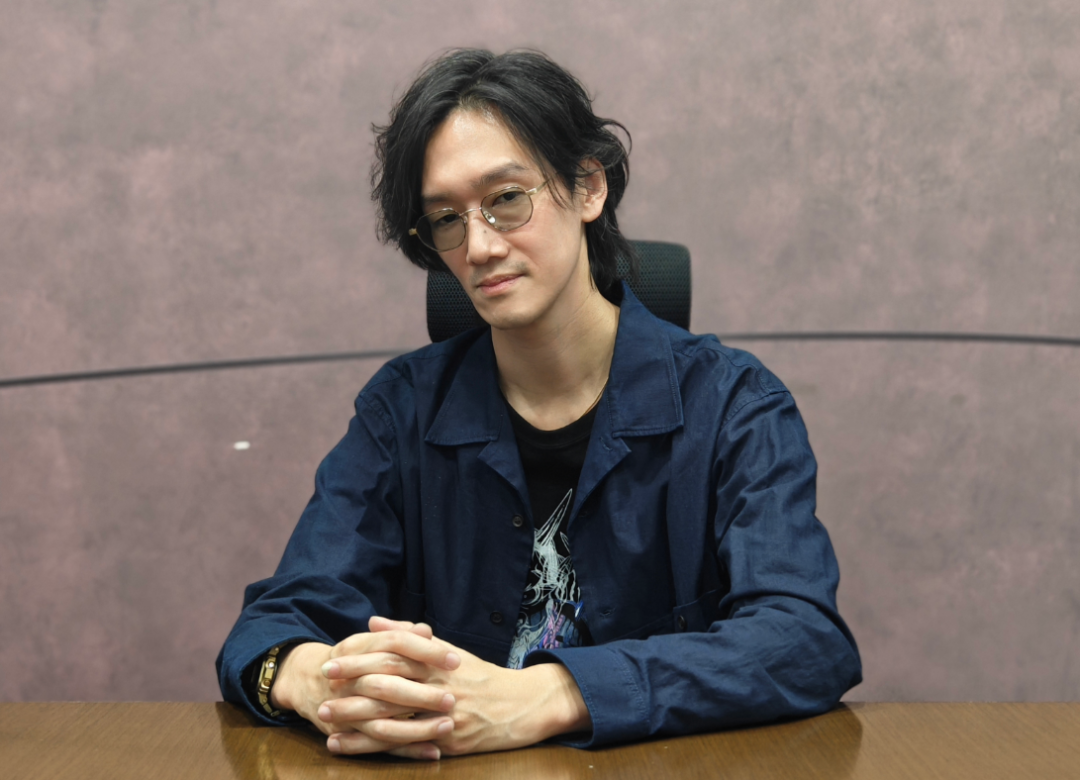 穿着蓝色衣服的人 AI 生成的内容可能不正确。