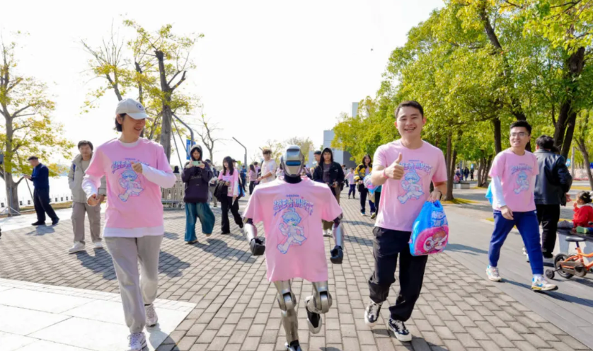 一群人走在路上 AI 生成的内容可能不正确。