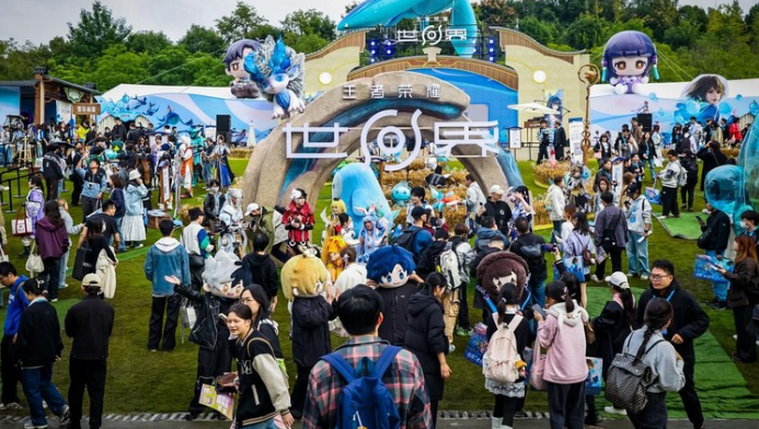 一群人在广场上 AI 生成的内容可能不正确。