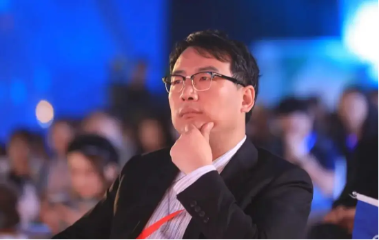 对话前奇葩说辩手储殷：年轻人不要听过来人的建议，要警惕我这种人| 科创100人