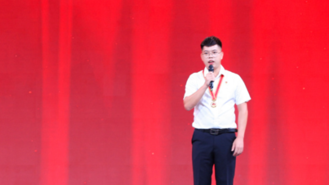 梁智滨 劳模.jpg
