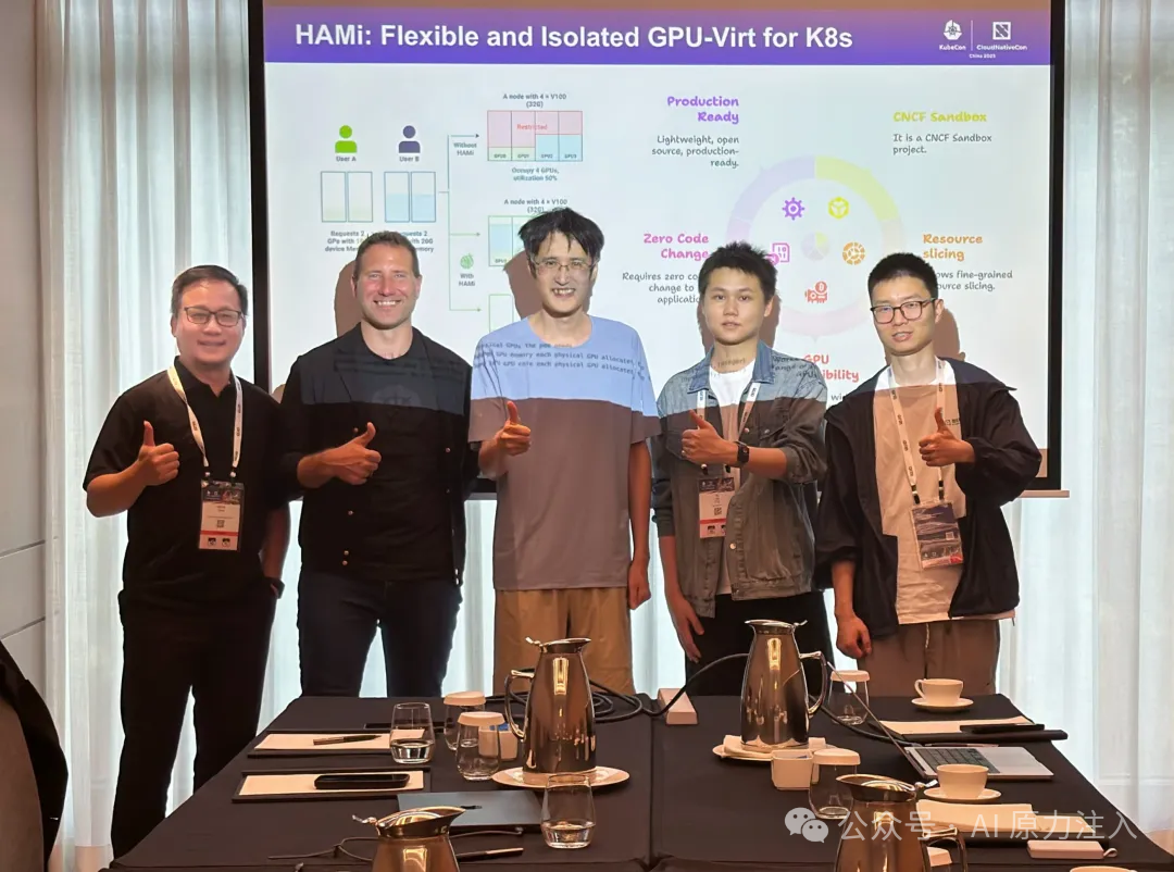 李孟轩在 2025 年 KubeCon 香港与 CNCF CTO 交流