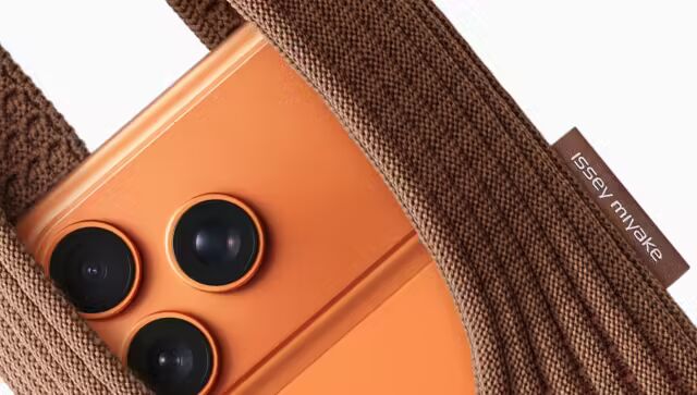 Apple-iPhone-Pocket-and-ISSEY-MIYAKE-cinnamon-with-iPhone-17-Pro_big.jpg.large_2x.jpg (1960×1113)