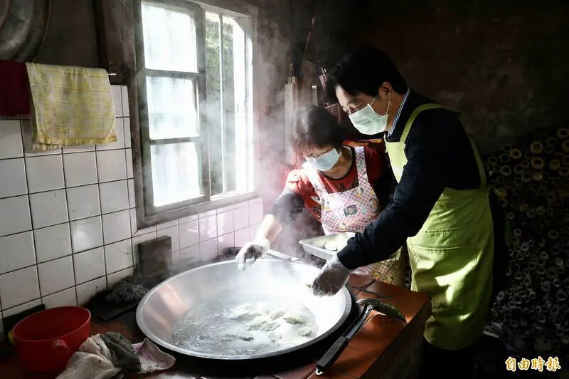 副總統賴清德（右二）今25日於金山下廚包水餃、陪近百歲人瑞夫妻圍爐過年。（記者塗建榮攝）