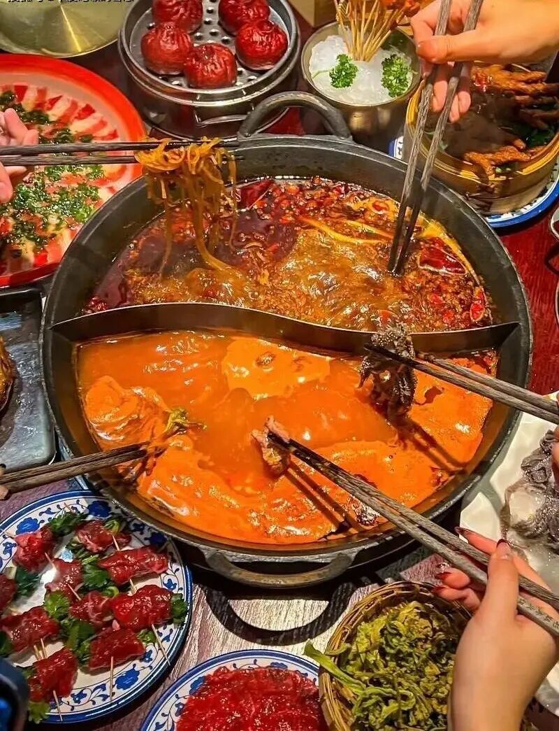重庆火锅：热辣温情，传承文化的生活态度》_搜狐网