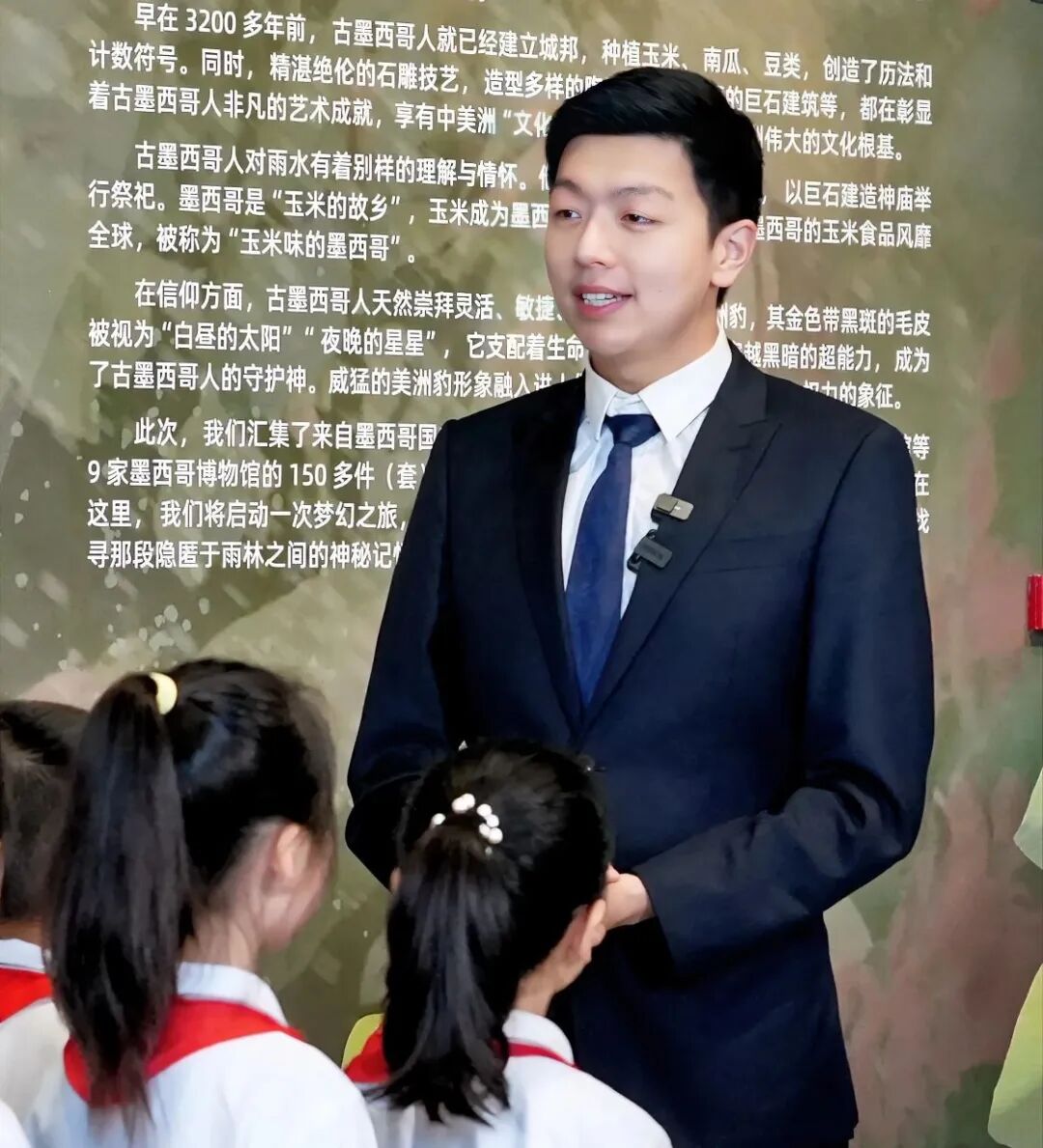 教育员形象照.JPG