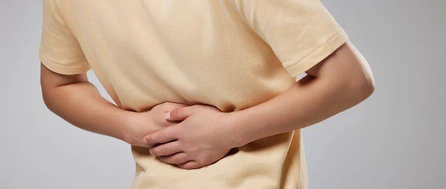 摄图网_501786045_wx_年轻男性腹痛局部特写（企业商用）.jpg