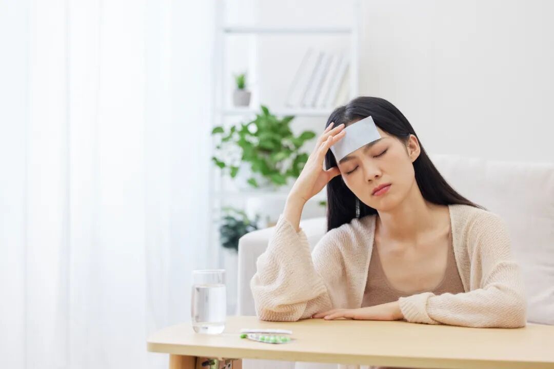摄图网_506952949_发烧的女性使用退烧贴（企业商用）.jpg