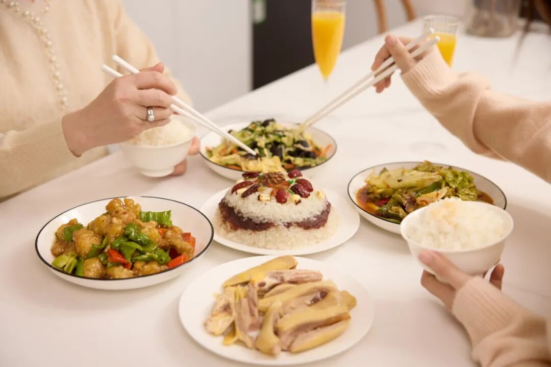 摄图网_507762785_餐桌上的夹菜特写（企业商用）(1).jpg