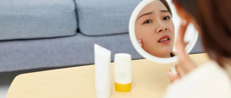摄图网_502356337_wx_女性过敏长痘照镜子（企业商用）.jpg