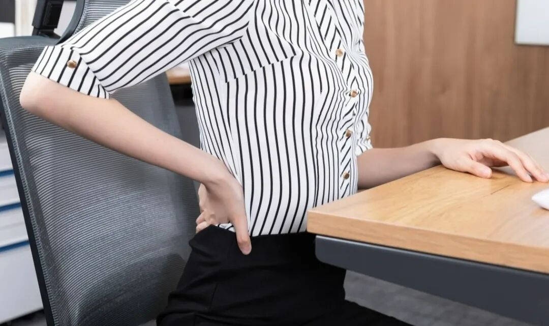 摄图网_501270134_职场女性腰疼（企业商用）.jpg