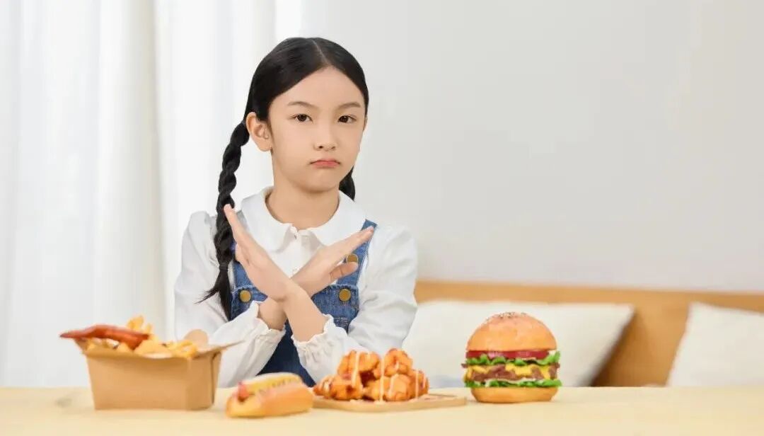 摄图网_507760222_儿童拒绝吃汉堡薯条可乐高热量食物（企业商用）.jpg