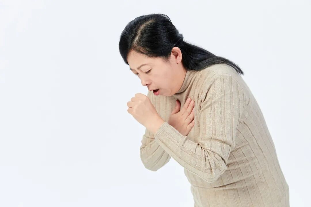 摄图网_501687664_感冒咳嗽的中年女性（企业商用）.jpg