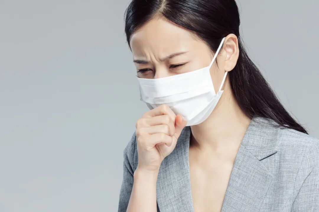 摄图网_501650476_戴口罩的商务女性咳嗽（企业商用）.jpg