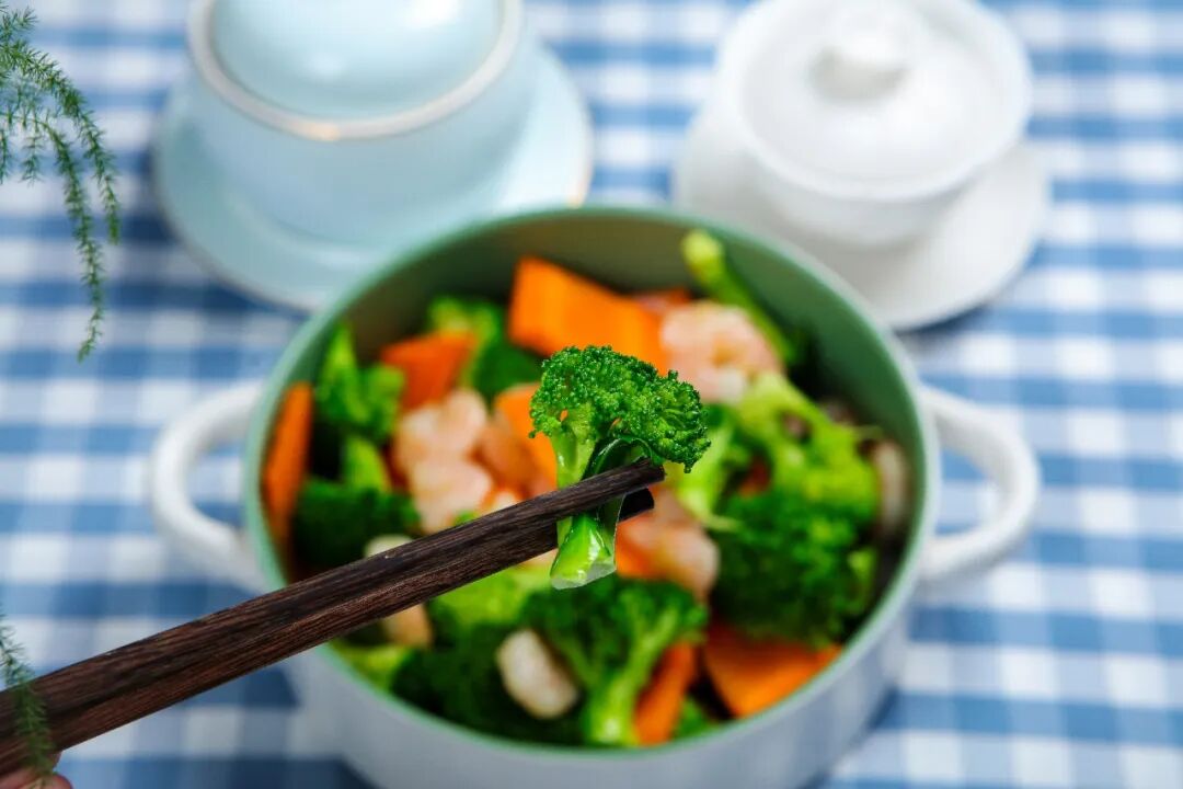 摄图网_365009914_西蓝花胡萝卜炒虾仁（企业商用）.jpg