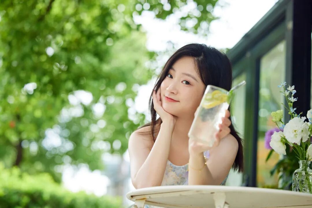 摄图网_507715818_女性户外喝冰爽饮料解暑（企业商用）.jpg