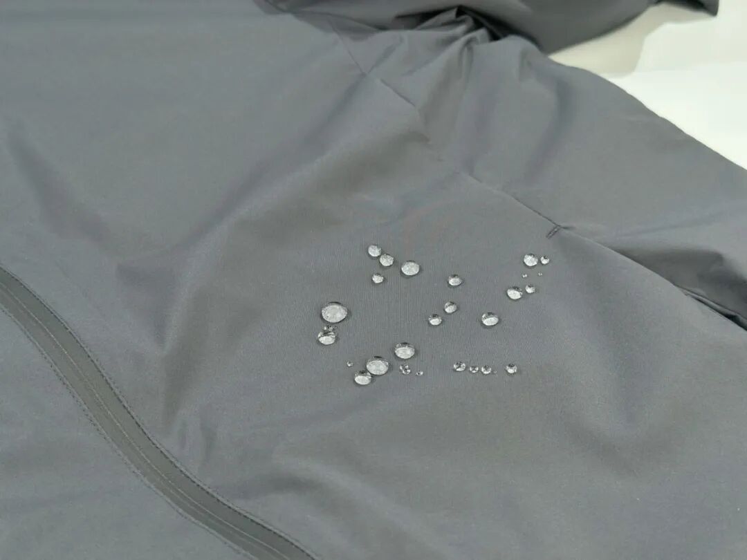 2.一张衣服表面泼过水之后，呈水珠状的实拍图.JPG