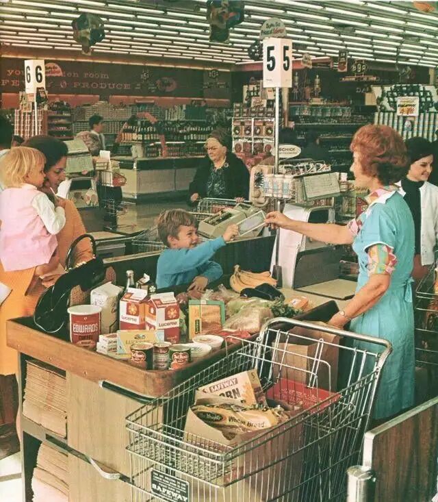 1960 年代的超市购物。在1930 年代，传统的商店只提供有限的干货。超市的概念在1940 年代之前并不存在，在1950 年代开始流行，并在1960 年代达到了鼎盛时期。 来源见评论。 :
