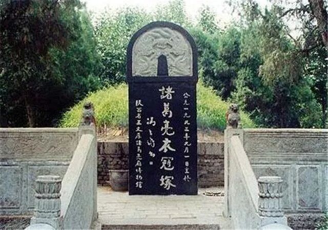 诸葛亮遗命安葬定军山，为何要四人抬棺材往南走？并要求绳断下葬_新浪新闻