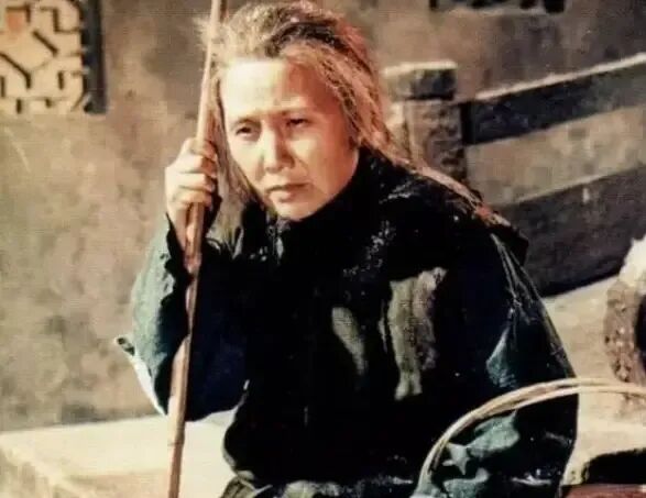 从鲁迅笔下看人性，祥林嫂：中国乡土的弃妇形象，为何总被笑话？_搜狐网