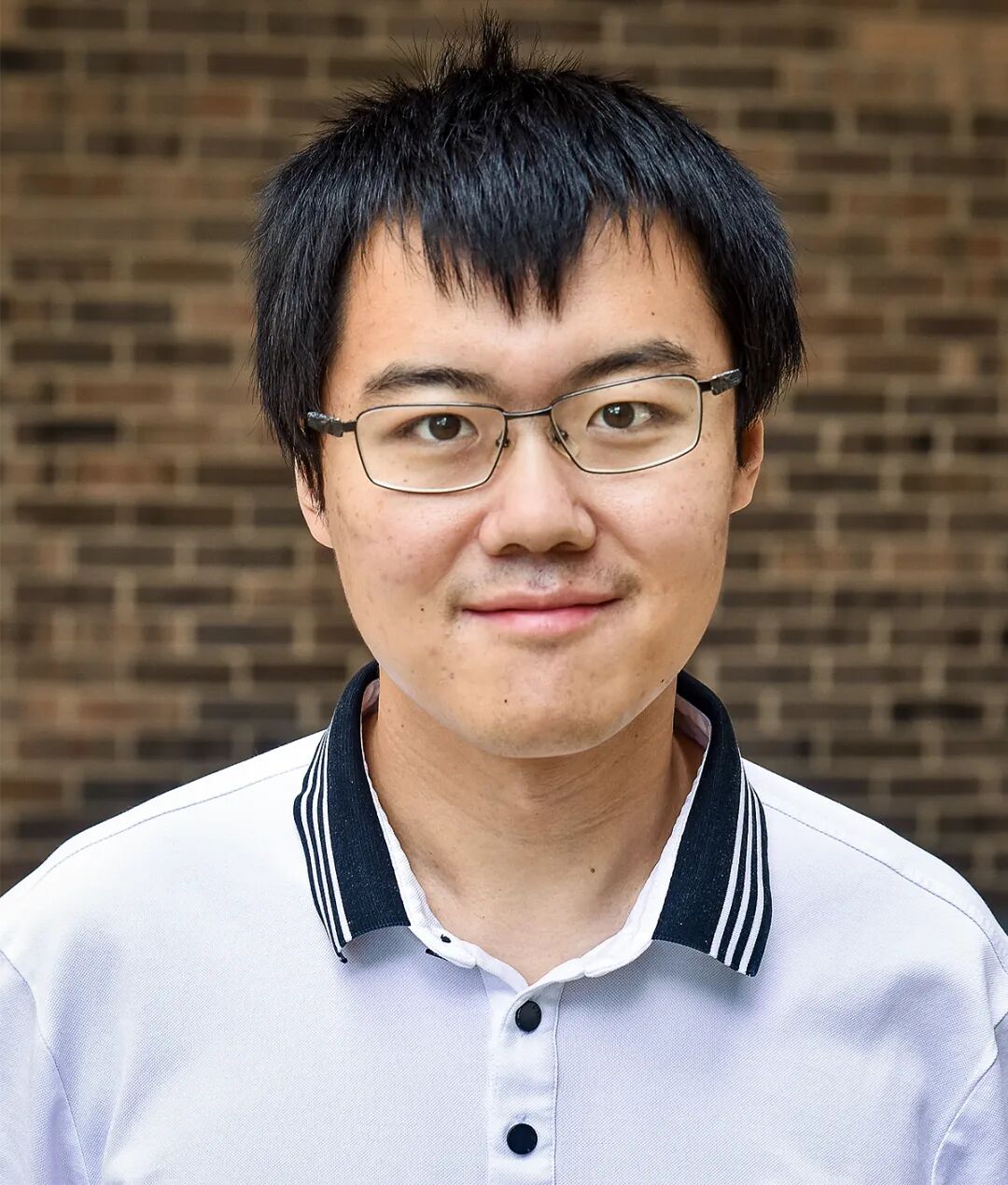 一个戴眼镜的男人。