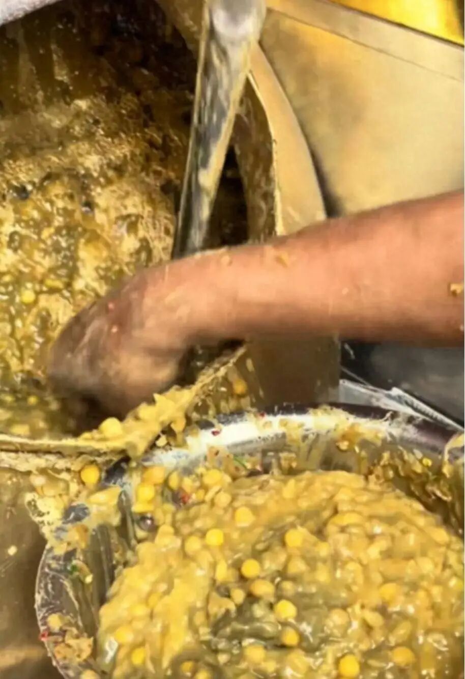 太让人震惊了！美国小伙吃完印度街边小吃，竟从屁股疯狂喷血_手机搜狐网