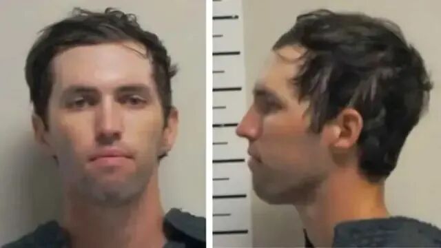 两张22岁泰勒·罗宾逊（Tyler Robinson）的嫌犯档案照，他被指控涉嫌杀害查理·柯克。左边的照片中，他直视镜头；右边的照片则侧身面向镜头，可以看到他的左脸。罗宾逊是白人，棕色头发偏左分线，没有胡须，身穿深色上衣。