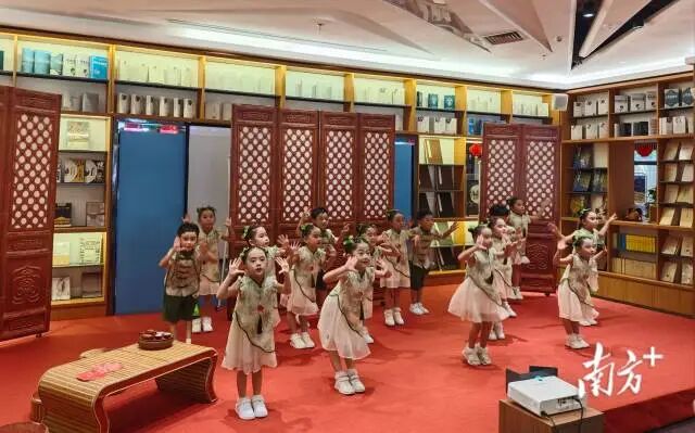 孩子们表演潮汕歌谣。