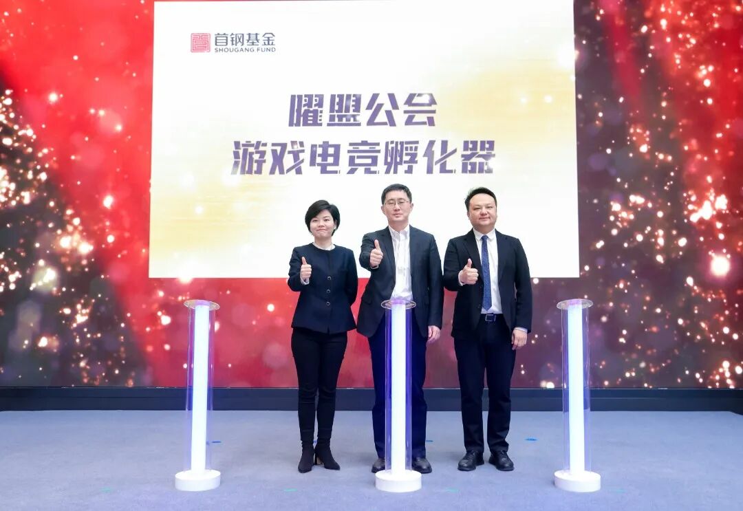男人和女人站在一起 AI 生成的内容可能不正确。