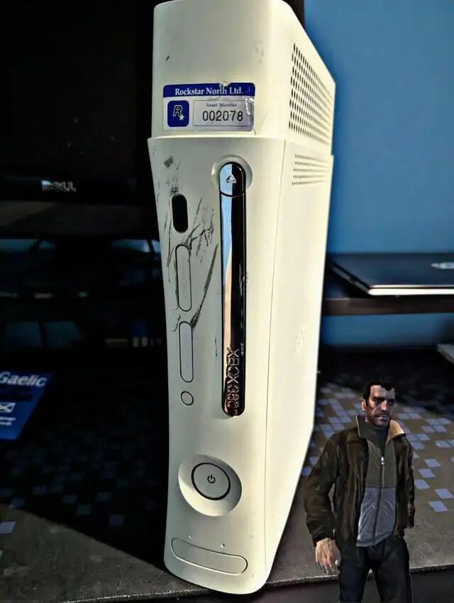 r/xbox - 在爱丁堡的跳蚤市场以5英镑买了一台Xbox 360。结果发现这是一台Rockstar North的Xbox 360，里面包含了一个GTA 4的预发行版本。