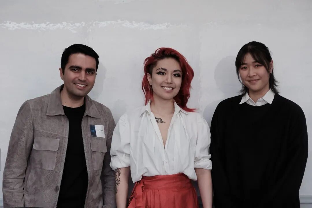 男人和女人站在一起 AI 生成的内容可能不正确。