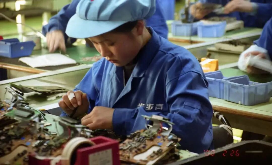 2000年2月，广东东莞长安镇一家电子有限公司生产线上的女工。新华社发