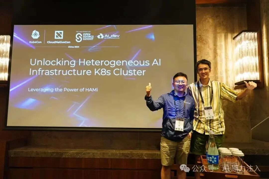 张潇和李孟轩在 2024 年 KubeCon 香港