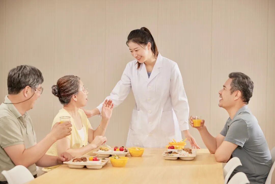 摄图网_507719021_营养师照顾老人饮食（企业商用）.jpg